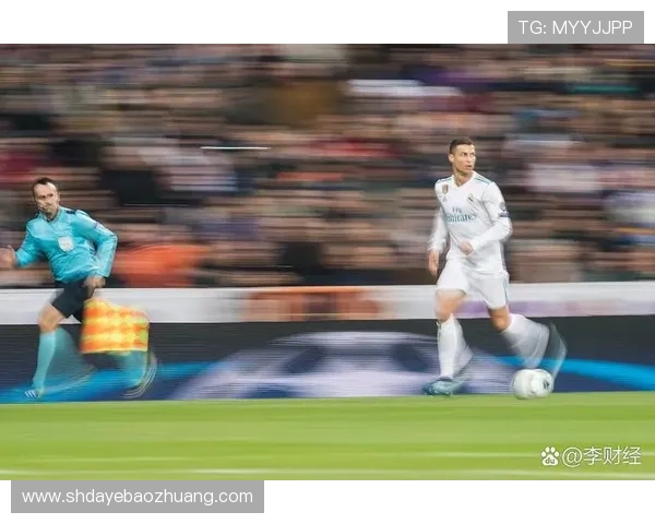 足球明星挑战极限蒙眼接球展现惊人技巧与默契配合