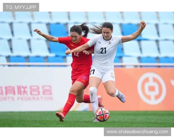 外国人热唱足球明星歌曲展现全球足球文化魅力与激情